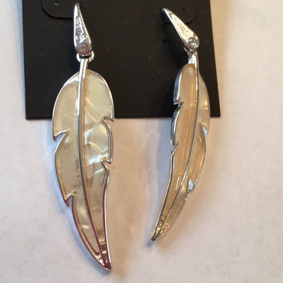 NWT Guess Feather Drop Design Earrings - Picture 3 of 4